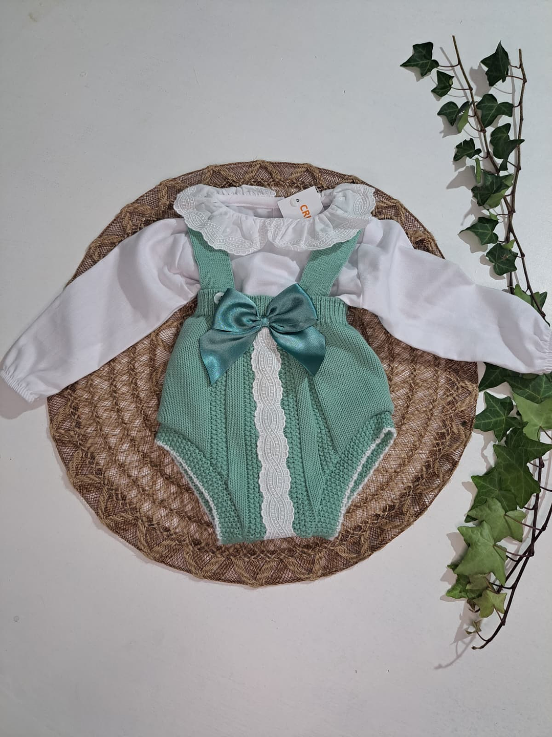 Fofo de Malha com laço de cetim e blusa bordada na gola 1