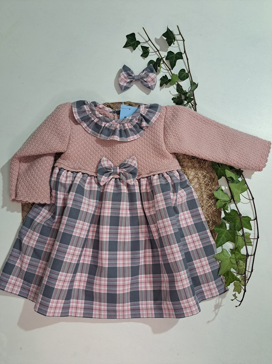 Vestido com padrão e acessório para o cabelo 1