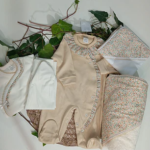 Conjunto babygrow camel e acessórios