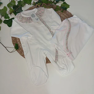 Babygrow peróla folho rosa com abertura à frente
