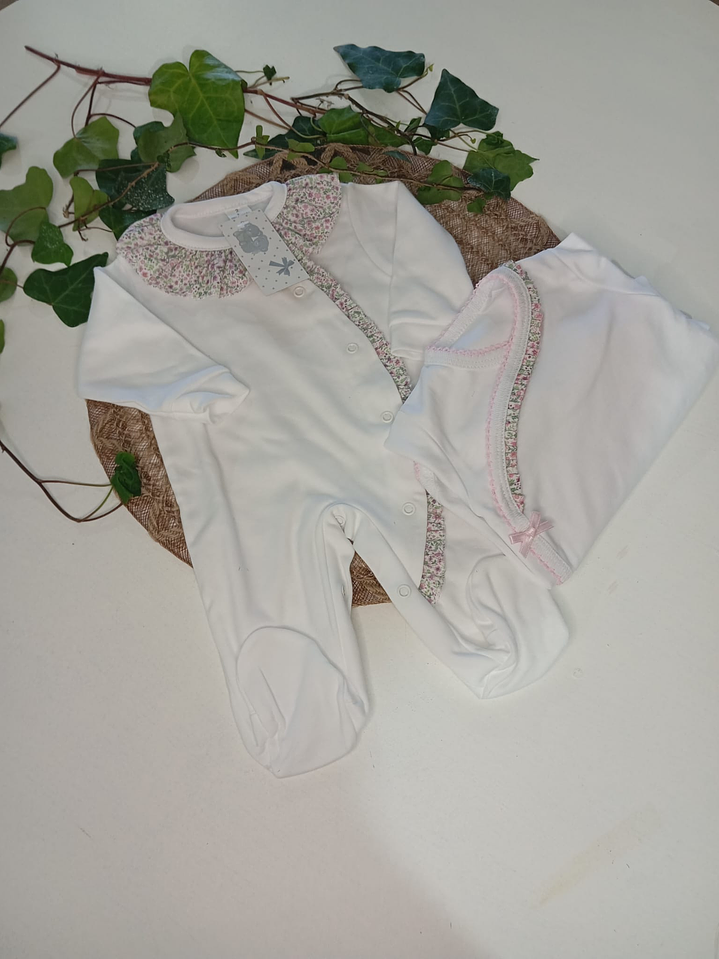 Babygrow peróla folho rosa com abertura à frente 1