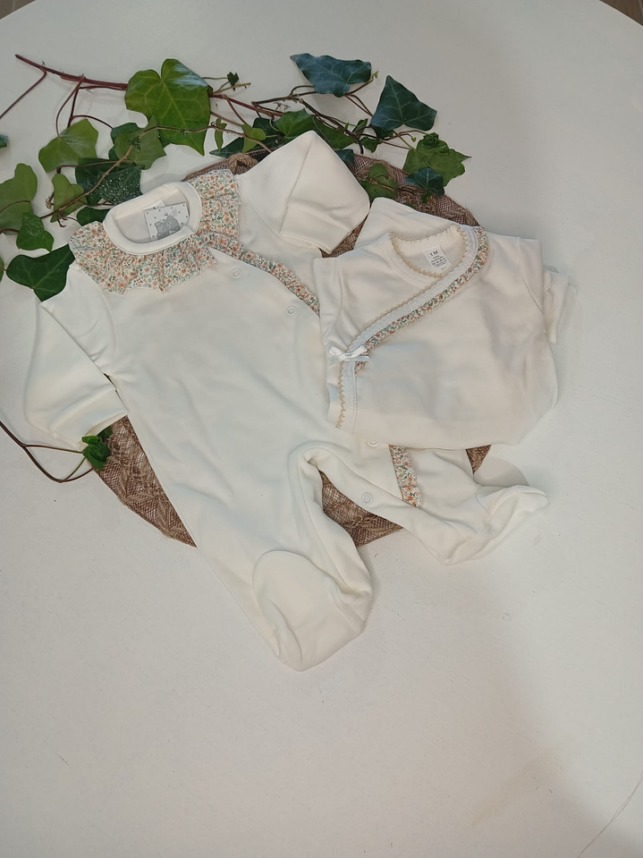 Babygrow peróla folho rosa com abertura à frente 2