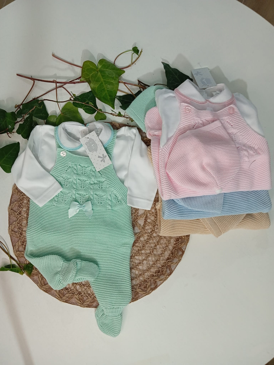 Conjunto jardineira, camisola e gorro de malha, t.  1m 1