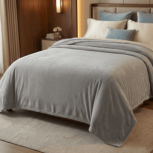 Cobija Flannel Térmica Antialérgica Gris Claro Fenore — Cobijas y Mantas Colombia