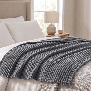 Cobija Flannel Térmica Antialérgica Gris Perla Fenore — Cobijas y Mantas Colombia