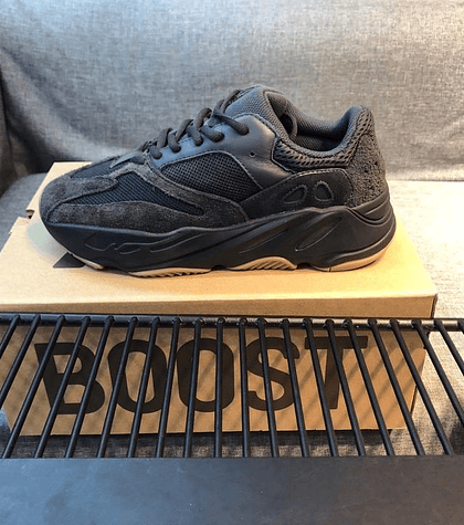 ADIDAS - YEEZY 700