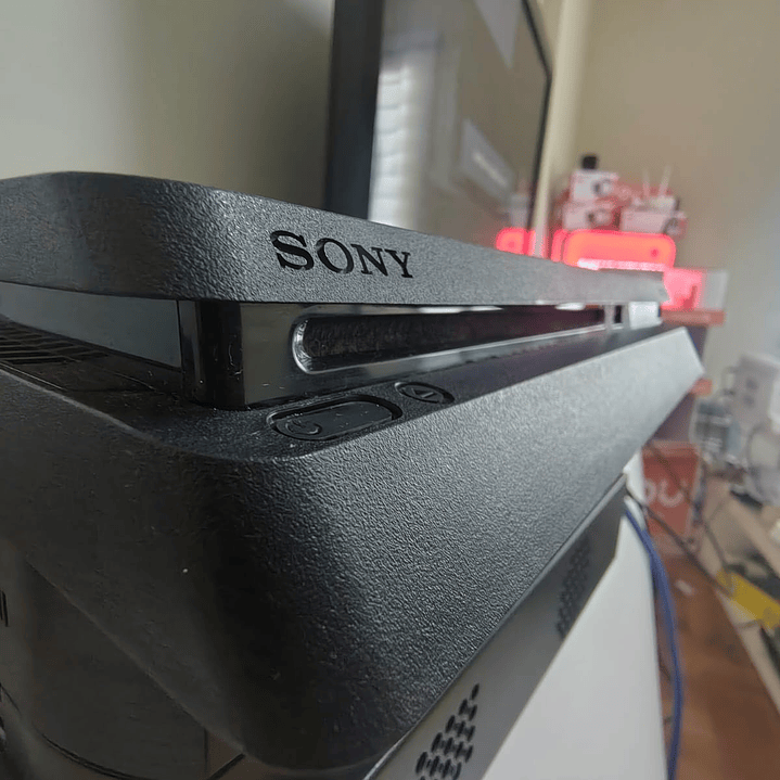 Playstation 4 Slim 500GB con 4 juegos - reacondicionado 4