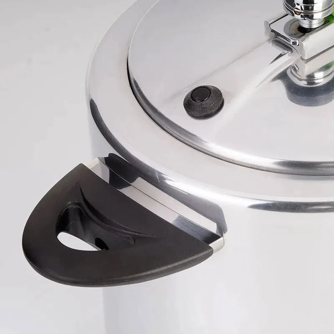 Olla a Presión con Cierre Interno 6 Litros / Universal 3