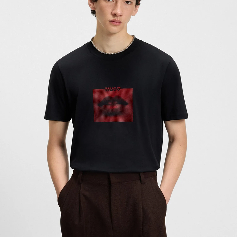 CAMISETA DE PUNTO DE ALGODÓN CON ILUSTRACIÓN DE LABIOS PLAYERA REGULAR FIT HOMBRE 2