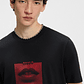 CAMISETA DE PUNTO DE ALGODÓN CON ILUSTRACIÓN DE LABIOS PLAYERA REGULAR FIT HOMBRE - Miniatura 4