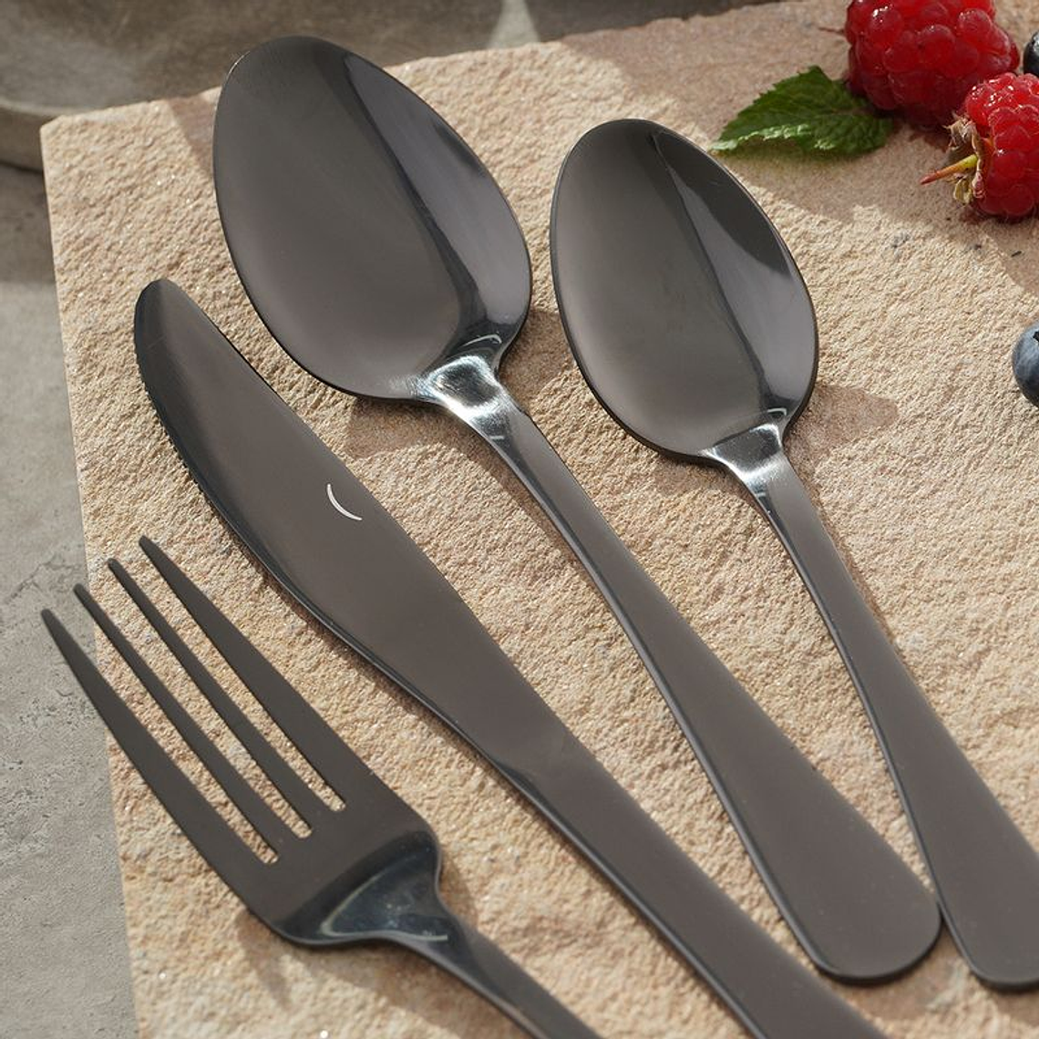 CUBIERTOS GOLDEN BLACK 16 PIEZAS 3