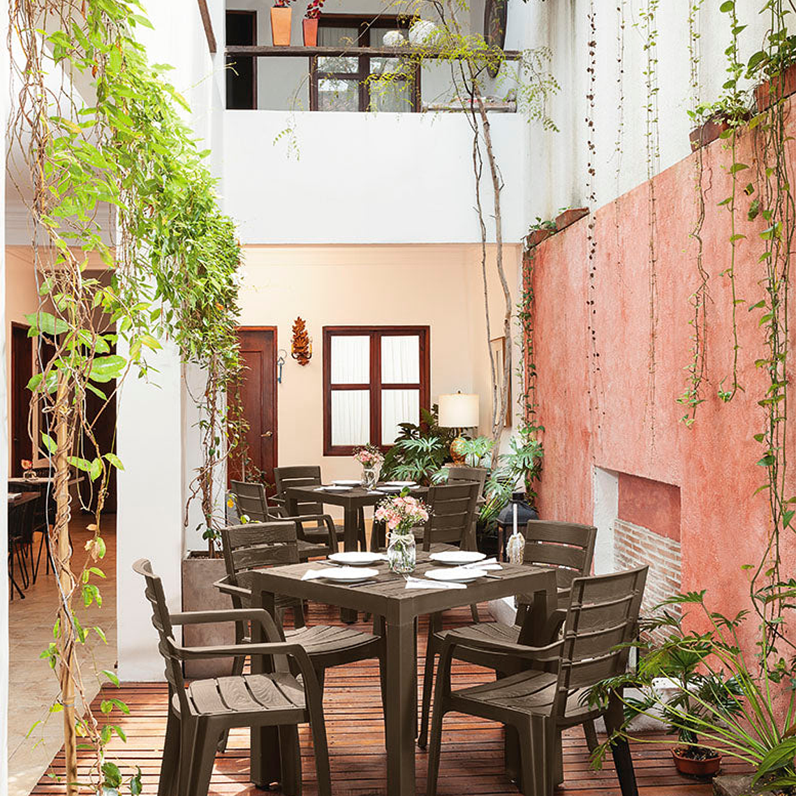 Combo Barú: Mesa + 4 Sillas con Brazos Mocca / Rimax 2