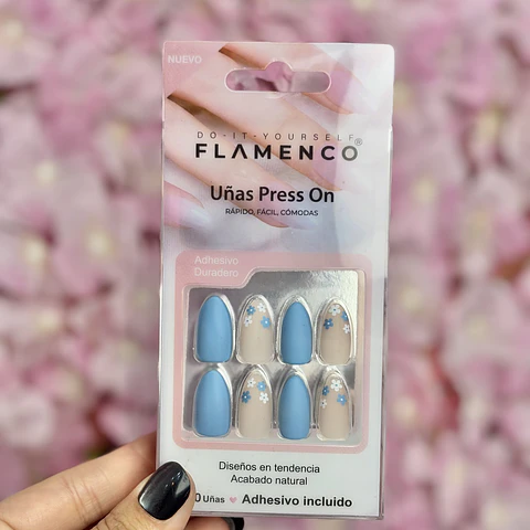 Uñas press on "celeste con flores"
