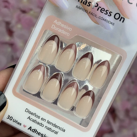 uñas press on "francesas cafe"