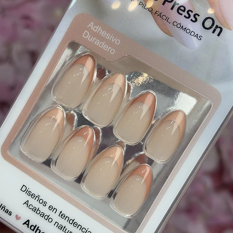 uñas press on "francesas cafe"