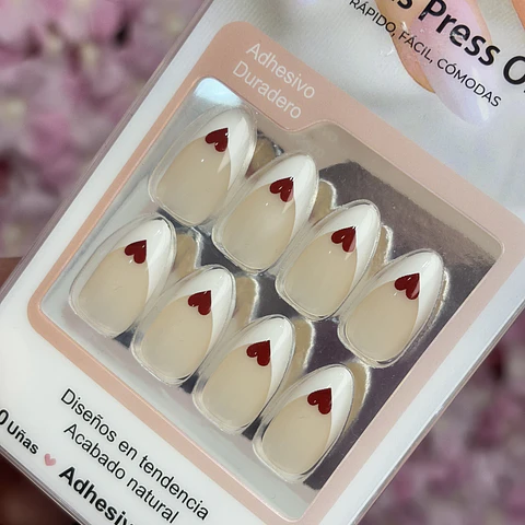 Uñas press on "corazon"