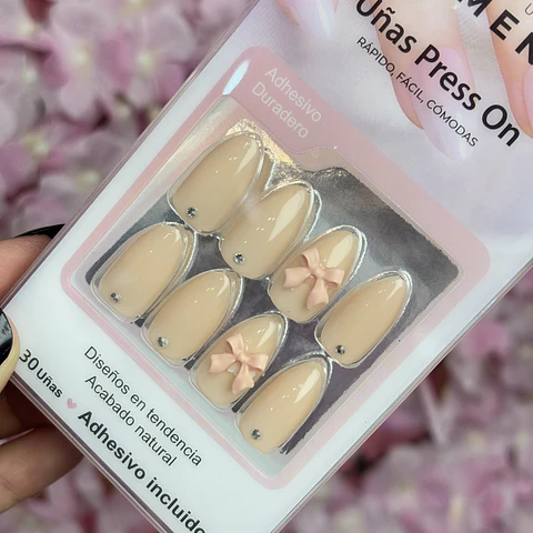 uñas press on "nude lazo"