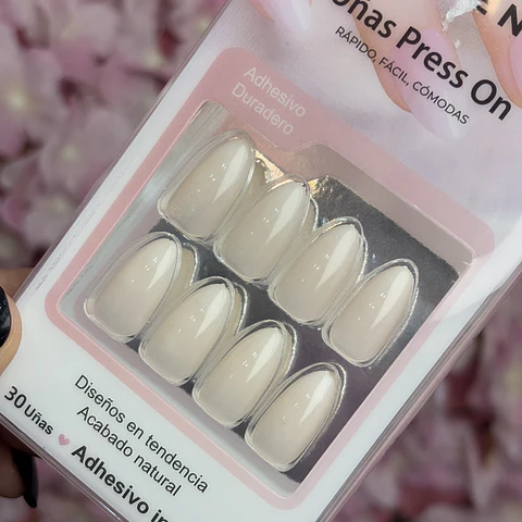 uñas press on "blanco"