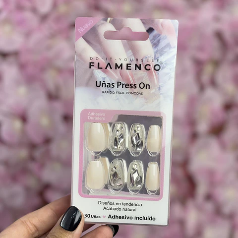 uñas press on "blanca con diamantes"