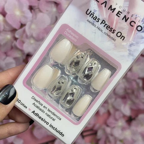 uñas press on "blanca con diamantes"
