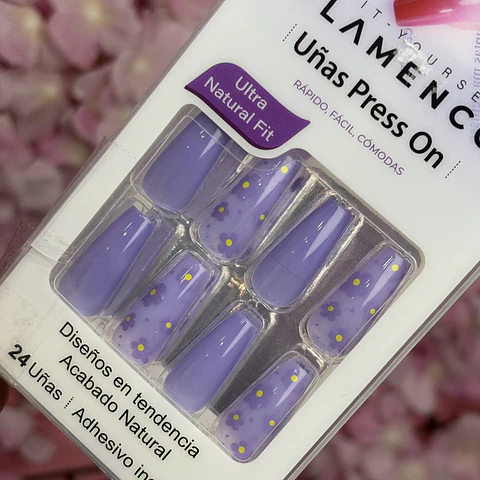 uñas press on "morado con flores"
