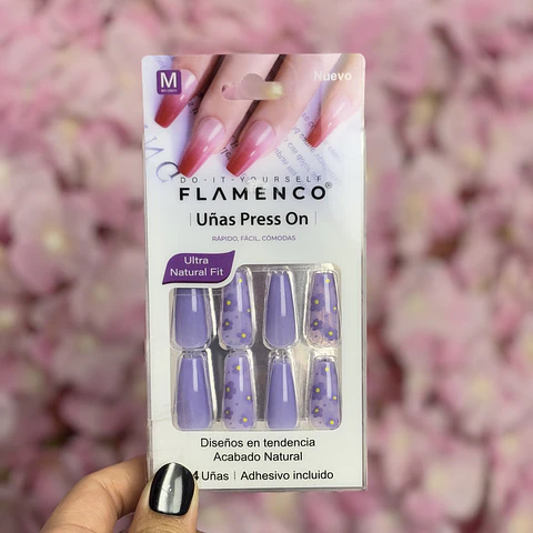 uñas press on "morado con flores"