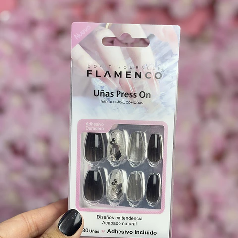 uñas press on "negras con plateado"