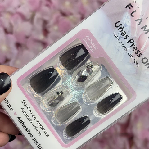 uñas press on "negras con plateado"