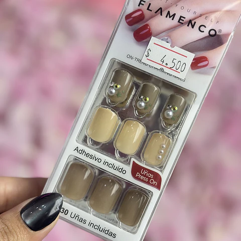 uñas press on "cafe claro"