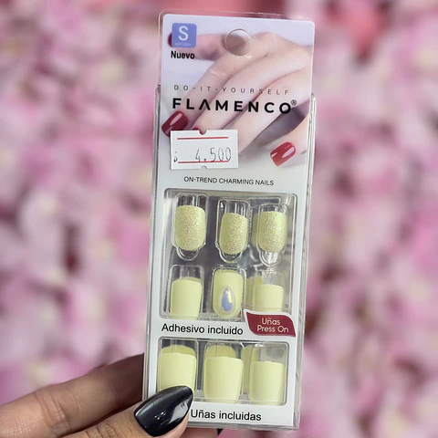 uñas press on  "crema"