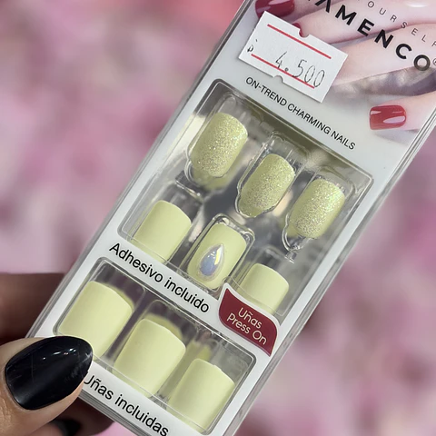 uñas press on  "crema"