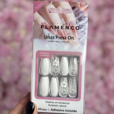 uñas press on "blancas"