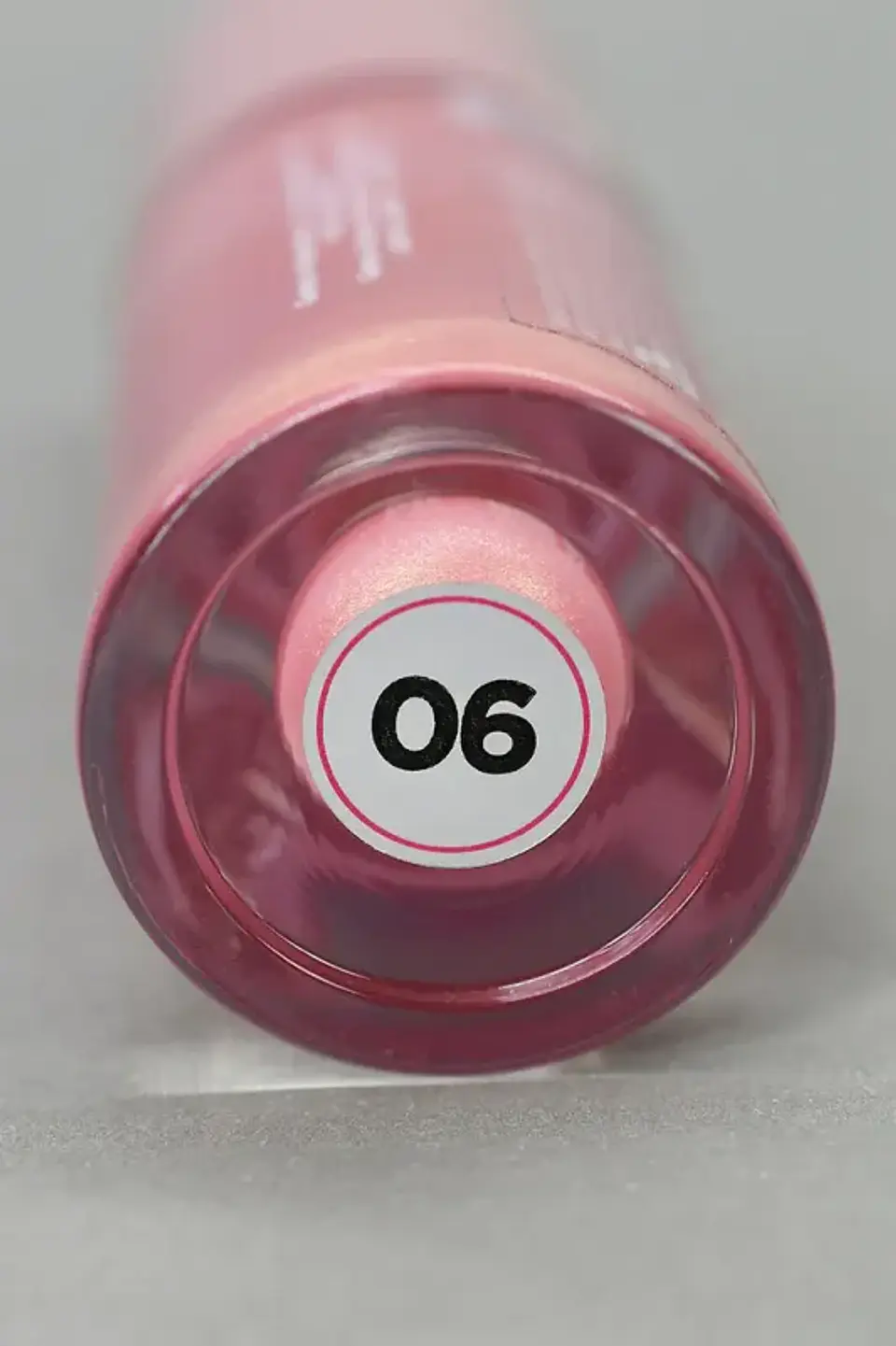Lip gloss con color  “06” 2