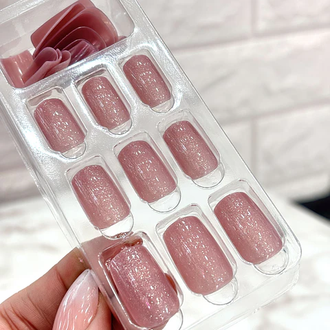 uñas press on cortas brillantes