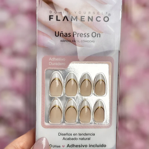 uñas press on francesa detalle dorado