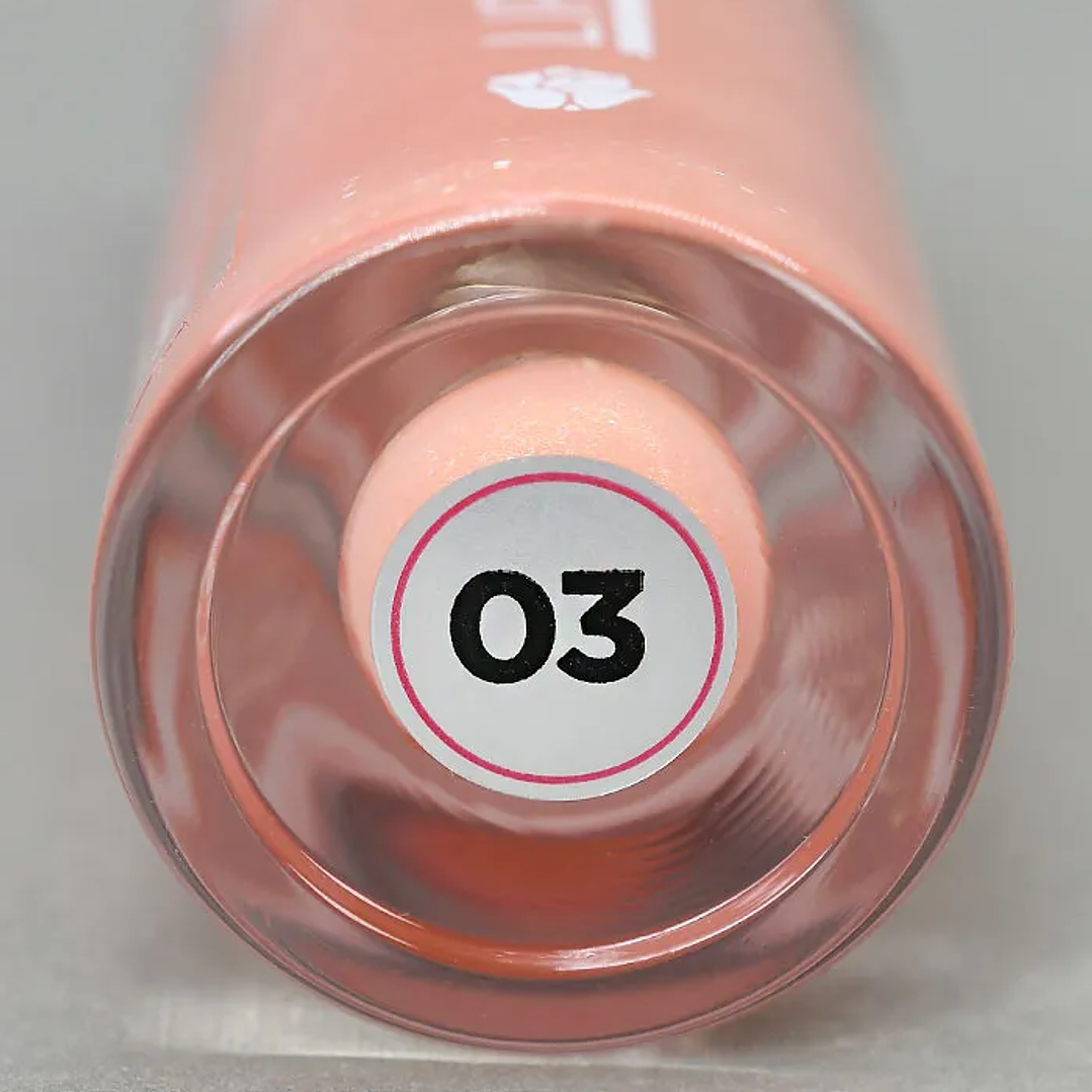 Lip gloss con color “03” 3