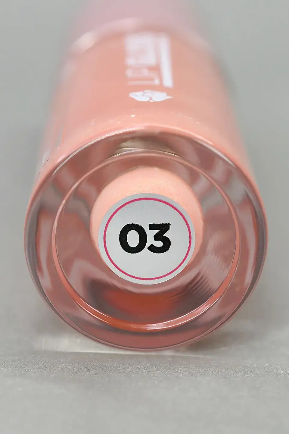 Lip gloss con color “03” 3