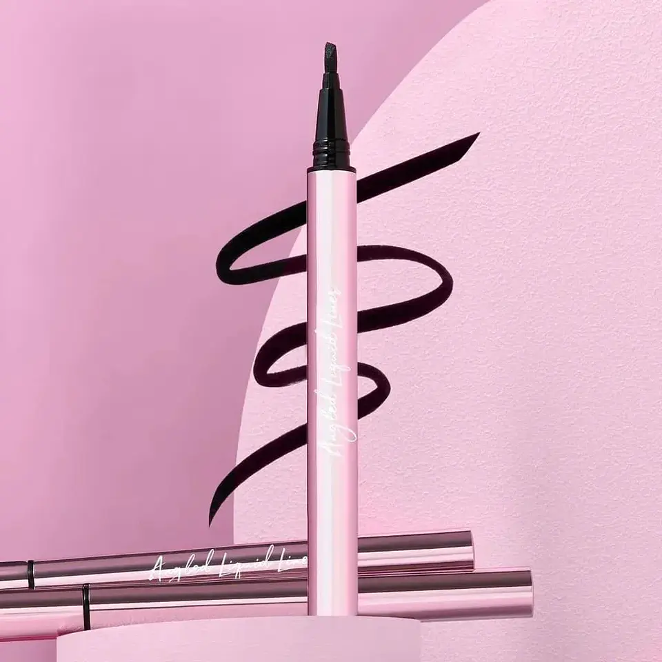 Delineador Líquido En Plumín Angular - Angled Liquid Liner 2
