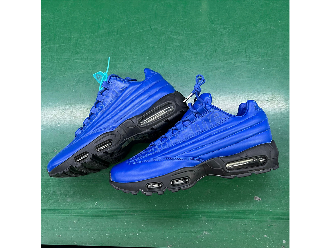 Nike Air Max 95 × Supreme 4