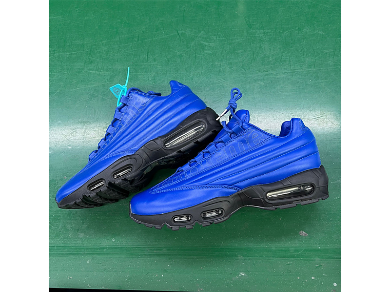 Nike Air Max 95 × Supreme 4