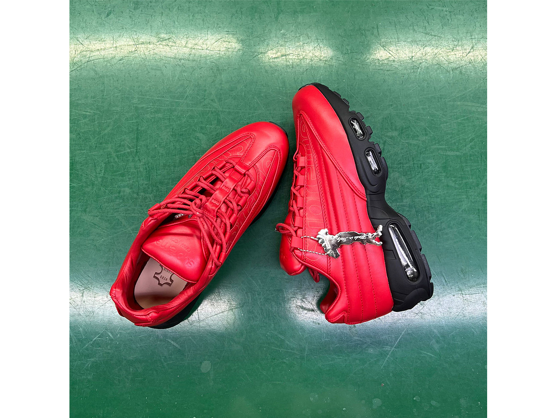 Nike Air Max 95 × Supreme 3