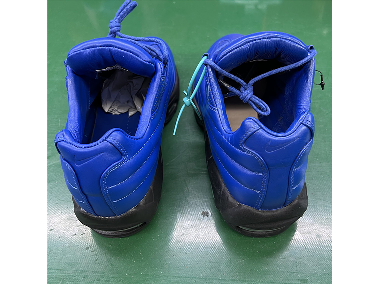 Nike Air Max 95 × Supreme 6