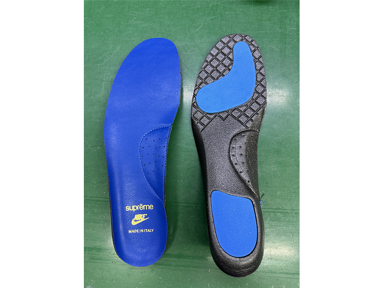 Nike Air Max 95 × Supreme 8