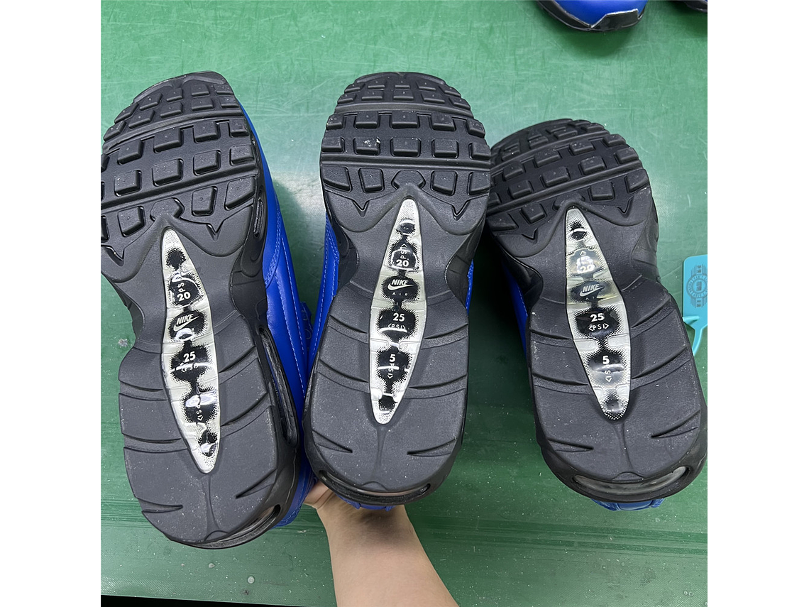 Nike Air Max 95 × Supreme 9