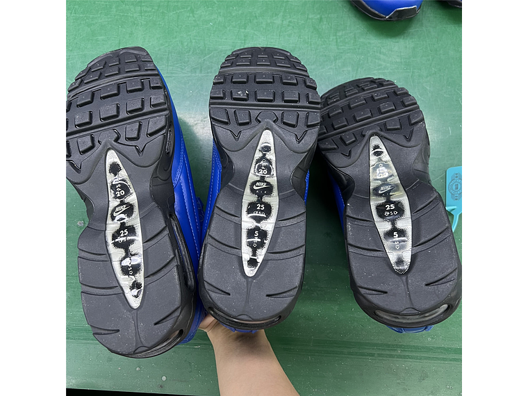 Nike Air Max 95 × Supreme 9