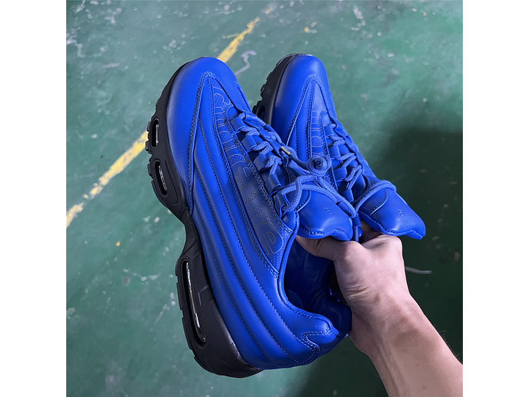 Nike Air Max 95 × Supreme 11