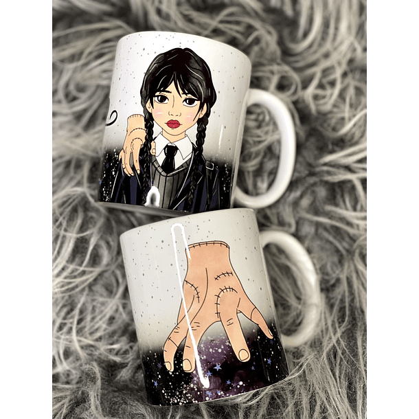 Arte para Caneca Alfabeto Mãozinha Wandinha Jenna Ortega em Jpg 6