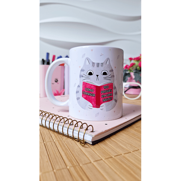 Arte Caneca Gatinho Como corrigir 100 provas em uma noite Arquivo em Png  1