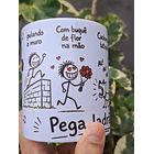 Arte Caneca Lá vai o louco, pulando o muro, com buquê de flor na mão, cachorro latindo, au! au! au!, a polícia chegando, a vizinha gritando, pega ladrão! Arquivo em Pdf  1