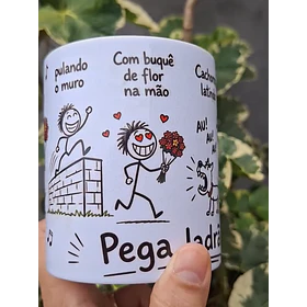 Arte Caneca Lá vai o louco, pulando o muro, com buquê de flor na mão, cachorro latindo, au! au! au!, a polícia chegando, a vizinha gritando, pega ladrão! Arquivo em Pdf 